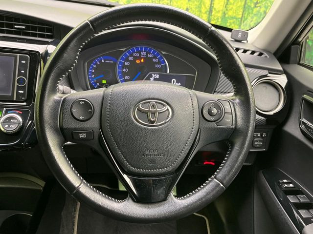 �C���e���A�ɍ��킹���f�U�C���̃X�e�A�����O�́A�^�]�������̂��Ƃ��l���A�^�]���₷���`��A�傫���ł��B�����x�A���ۂɐG���Ă��m���߂��������B