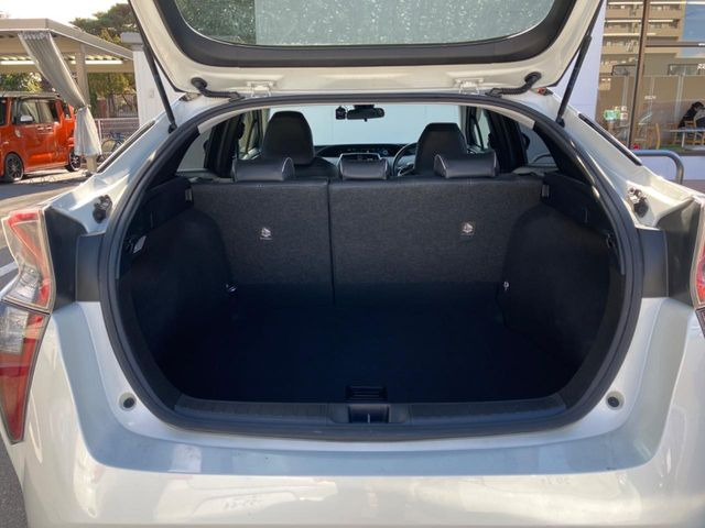 ���i�̂���������ʋ΁A���}���ɏ\���ȉ׎��X�y�[�X���m�ۂ��Ă���܂��B�Z�J���h�V�[�g��|���ƁA�傫�ȉו��̐ύڂ��\�ł���