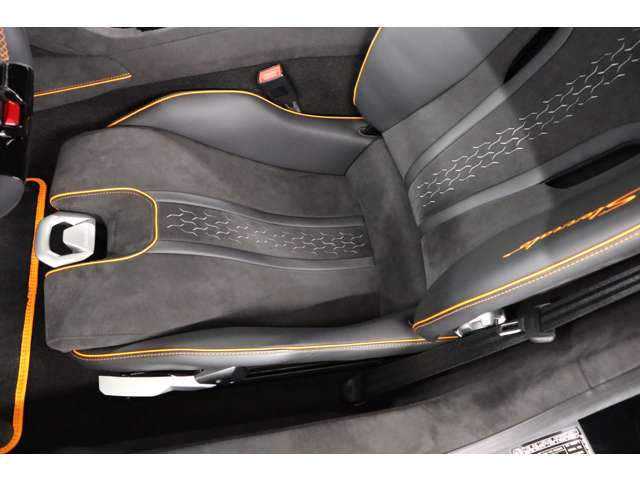 �^�]�Ȃ̓h���C�o�[���ݍ��ނ悤�ɐ݌v����Ă���A�D�ꂽ�z�[���h���Ɖ��K���𗼗����Ă���܂��B���F���⑀�쐫�ɂ��z�����ꂽ���C�A�E�g�ŁA�����Ԃ̃h���C�u�ł����S���Ă��y���݂��������܂��B