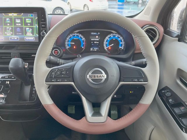 �C���e���A�ɍ��킹���f�U�C���̃X�e�A�����O�́A�^�]�������̂��Ƃ��l���A�^�]���₷���`��A�傫���ł��B�����x�A���ۂɐG���Ă��m���߂��������B