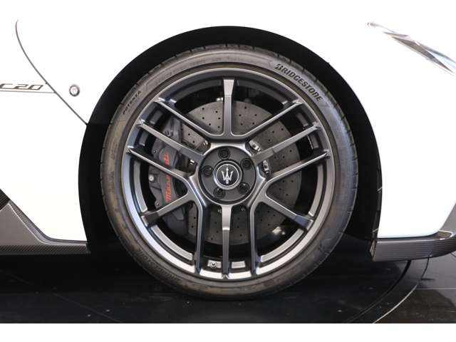 20�C���` �R���T �_�[�N�~�����}�b�g�d�グ�̒b���z�C�[���𑕔��B�y�ʂ����������ւ�A���s���\�̌���͂������A�����ɐ����ŃX�|�[�e�B�Ȉ�ۂ�^����I�v�V���������ł��B