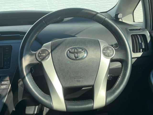 �C���e���A�ɍ��킹���f�U�C���̃X�e�A�����O�́A�^�]�������̂��Ƃ��l���A�^�]���₷���`��A�傫���ł��B�����x�A���ۂɐG���Ă��m���߂��������B