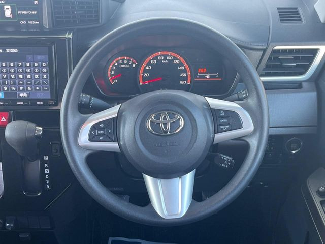 �C���e���A�ɍ��킹���f�U�C���̃X�e�A�����O�́A�^�]�������̂��Ƃ��l���A�^�]���₷���`��A�傫���ł��B�����x�A���ۂɐG���Ă��m���߂��������B