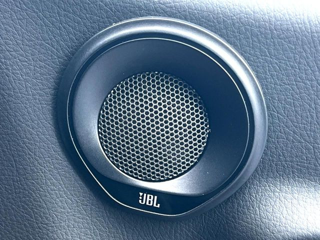 �yJBL�T�E���h�z���E���w�̉����@��u�����h�AJBL�ɂ��T�E���h�V�X�e���𓋍ځB2�V�[�^�[�̎�����Ԃ�12�X�s�[�J�[�E�o��425W�Ƃ����ґ�ȍ\���ŁA�Տꊴ���ӂ��T�E���h�����������܂��B