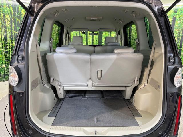 ���i�̂���������ʋ΁A���}���ɏ\���ȉ׎��X�y�[�X���m�ۂ��Ă���܂��B�Z�J���h�V�[�g��|���ƁA�傫�ȉו��̐ύڂ��\�ł���