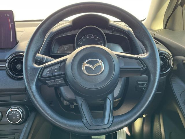 �C���e���A�ɍ��킹���f�U�C���̃X�e�A�����O�́A�^�]�������̂��Ƃ��l���A�^�]���₷���`��A�傫���ł��B�����x�A���ۂɐG���Ă��m���߂��������B