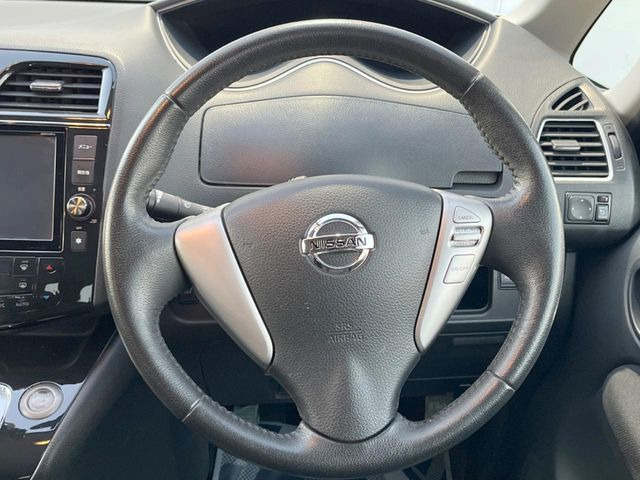 �C���e���A�ɍ��킹���f�U�C���̃X�e�A�����O�́A�^�]�������̂��Ƃ��l���A�^�]���₷���`��A�傫���ł��B�����x�A���ۂɐG���Ă��m���߂��������B