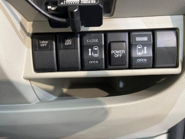 �y�����X���C�h�h�A�z���ԏ�ŗׂ̎ԂƂ̊Ԋu���������ɂ������A�X���C�h�h�A�Ȃ���S!�h�A�I�[�v������������炸�A�J�������L���̂ŏ��~�肪�Ƃ��Ă��ȒP�ł��B�傫�ȉו��̏o���������Ȃ���\��