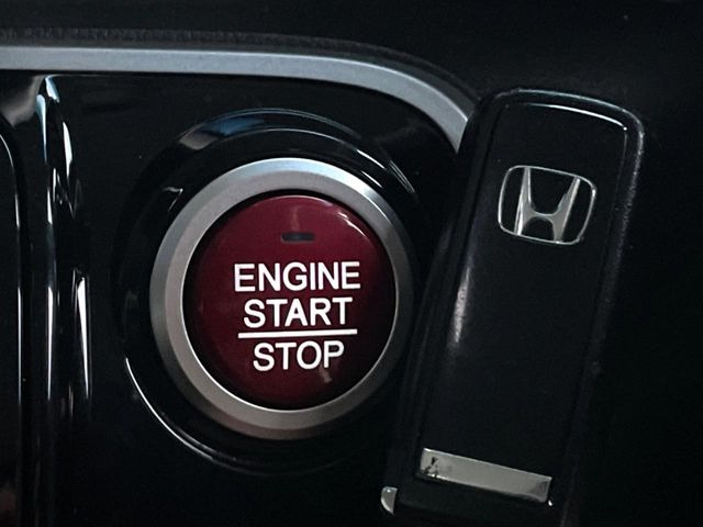 �yHonda�X�}�[�g�L�[�z�J�o����|�P�b�g�ɓ��ꂽ�܂܂ł��h�A�̎{���E�������\�ȃX�}�[�g�L�[�𑕔��B�G���W���̃I���E�I�t�����J�M�����o���K�v����������Ƃ��Ă��֗��ł���