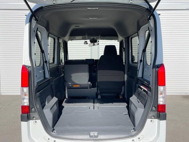 ���i�̂���������ʋ΁A���}���ɏ\���ȉ׎��X�y�[�X���m�ۂ��Ă���܂��B�Z�J���h�V�[�g��|���ƁA�傫�ȉו��̐ύڂ��\�ł���