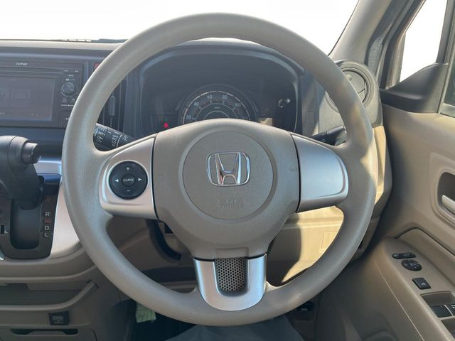 �C���e���A�ɍ��킹���f�U�C���̃X�e�A�����O�́A�^�]�������̂��Ƃ��l���A�^�]���₷���`��A�傫���ł��B�����x�A���ۂɐG���Ă��m���߂��������B