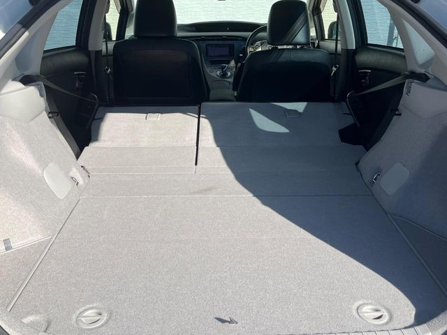 ���i�̂���������ʋ΁A���}���ɏ\���ȉ׎��X�y�[�X���m�ۂ��Ă���܂��B�Z�J���h�V�[�g��|���ƁA�傫�ȉו��̐ύڂ��\�ł���