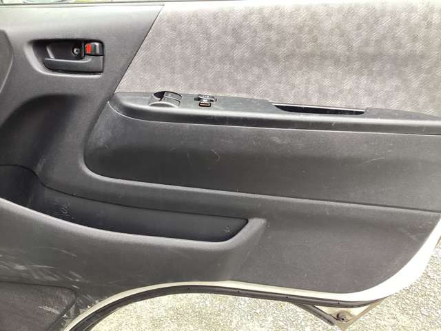 �V�[�g�J�o�[�A�A���~�z�C�[���A�L�[���X�ALED�AHID�A�i�r�A�o�b�N�J�����A��ȃ��j�^�[�A�t���G�A���A���[�_�E���ȂǓ����O�����i�̃J�X�^������܂��̂ŁA���C�y�ɂ����k����������