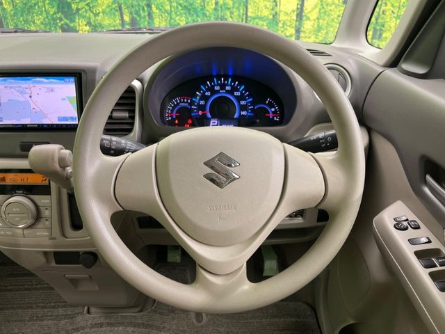 �C���e���A�ɍ��킹���f�U�C���̃X�e�A�����O�́A�^�]�������̂��Ƃ��l���A�^�]���₷���`��A�傫���ł��B�����x�A���ۂɐG���Ă��m���߂��������B