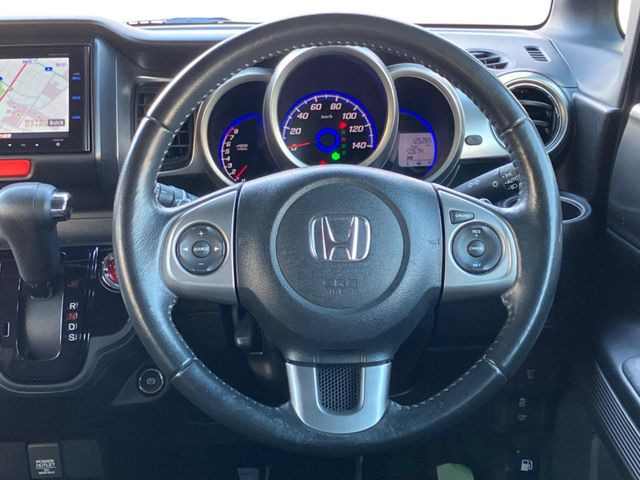 �y�����v�����X�e�A�����O�z�㎿�Ȋv���g�p���邱�ƂŁA��ɂ����������݂ƂĂ��^�]���₷���n���h���ł���