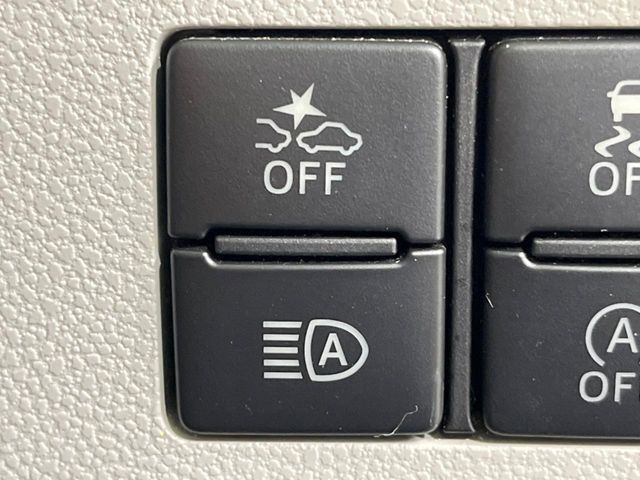 【衝突軽減システム】走行中に前方の車両等を認識し、衝突しそうな時は警報とブレーキで衝突回避と被害軽減をアシスト。より安全にドライブをお楽しみいただけます。