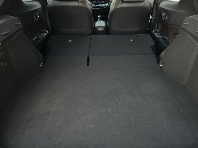 ���i�̂���������ʋ΁A���}���ɏ\���ȉ׎��X�y�[�X���m�ۂ��Ă���܂��B�Z�J���h�V�[�g��|���ƁA�傫�ȉו��̐ύڂ��\�ł���