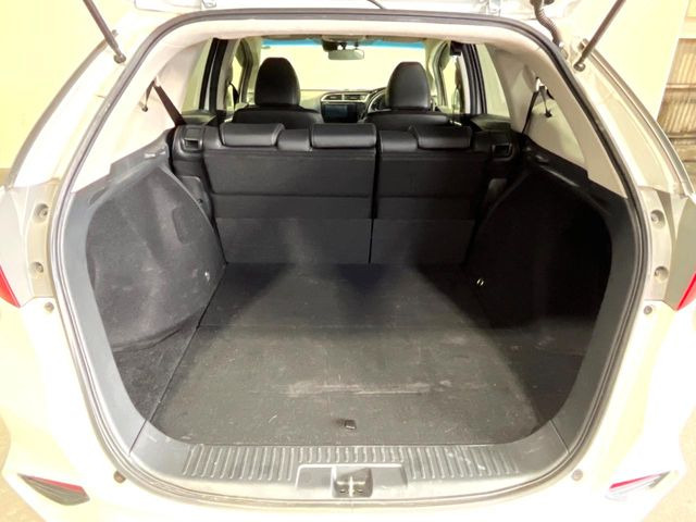 ���i�̂���������ʋ΁A���}���ɏ\���ȉ׎��X�y�[�X���m�ۂ��Ă���܂��B