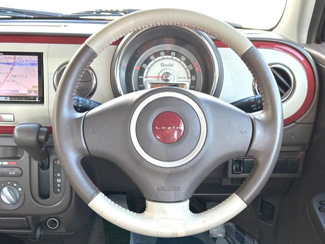 �C���e���A�ɍ��킹���f�U�C���̃X�e�A�����O�́A�^�]�������̂��Ƃ��l���A�^�]���₷���`��A�傫���ł��B�����x�A���ۂɐG���Ă��m���߂��������B