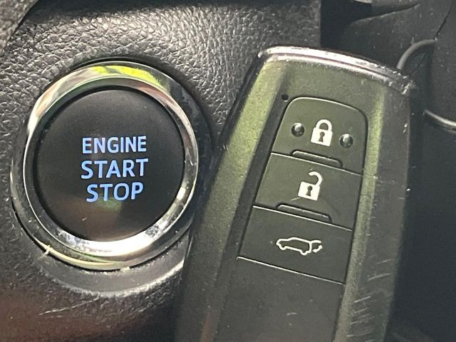 【スマートキー】カバンやポケットに入れたままでもドアの施錠・解錠が可能なスマートキーを装備。エンジンのオン・オフ時もカギを取り出す必要が無いからとっても便利です♪