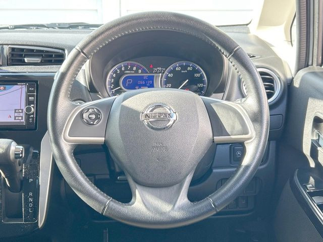 �y�����v�����X�e�A�����O�z�㎿�Ȋv���g�p���邱�ƂŁA��ɂ����������݂ƂĂ��^�]���₷���n���h���ł���