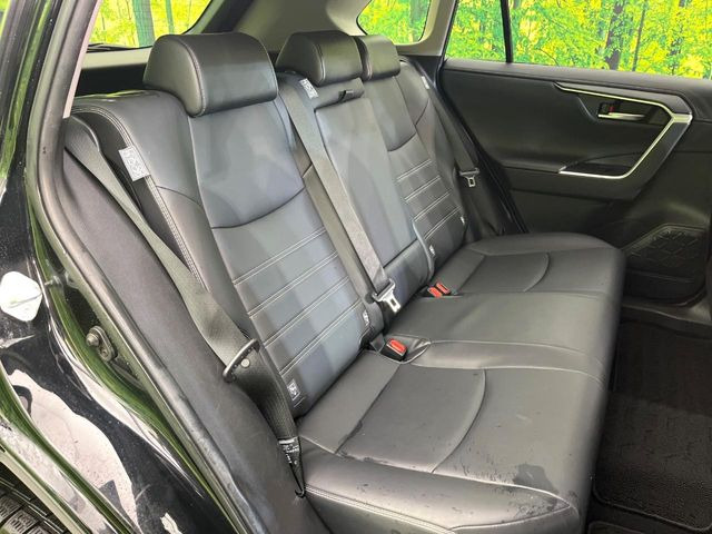 後部座席も気になるようなキズ・汚れやへたり等、大きなダメージはなく、良好な状態です。
