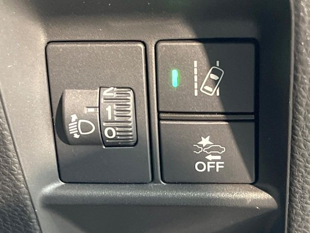 �y�Փˌy���V�X�e���z���s���ɑO���̎ԗ�����F�����A�Փ˂������Ȏ��͌x��ƃu���[�L�ŏՓˉ���Ɣ�Q�y�����A�V�X�g�B�����S�Ƀh���C�u�����y���݂��������܂��B