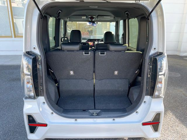 ���i�̂���������ʋ΁A���}���ɏ\���ȉ׎��X�y�[�X���m�ۂ��Ă���܂��B�Z�J���h�V�[�g��|���ƁA�傫�ȉו��̐ύڂ��\�ł���