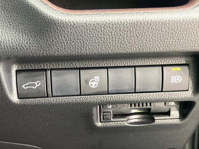 【パワーバックドア】スマートキーや運転席のボタンを押すだけでリアゲートが自動で開閉します!荷物を持っている時や、高い位置にあるバックドアを閉める際に便利な機能です♪