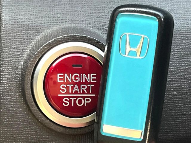 �yHonda�X�}�[�g�L�[�z�J�o����|�P�b�g�ɓ��ꂽ�܂܂ł��h�A�̎{���E�������\�ȃX�}�[�g�L�[�𑕔��B�G���W���̃I���E�I�t�����J�M�����o���K�v����������Ƃ��Ă��֗��ł���