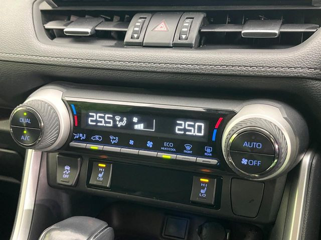 【シートヒーター】寒い日に重宝するシートヒーター!エアコンより早く温まってくれるので寒がりの人も安心ですね♪エアコンの温風は乾燥するから苦手、という方にもをおすすめです。