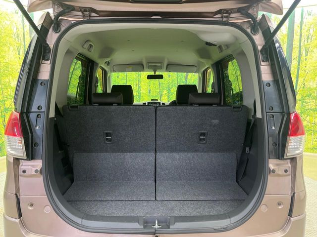 ���i�̂���������ʋ΁A���}���ɏ\���ȉ׎��X�y�[�X���m�ۂ��Ă���܂��B�Z�J���h�V�[�g��|���ƁA�傫�ȉו��̐ύڂ��\�ł���