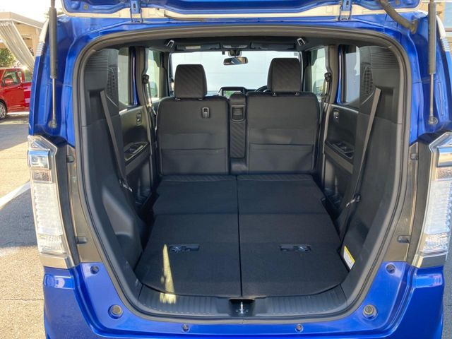 ���i�̂���������ʋ΁A���}���ɏ\���ȉ׎��X�y�[�X���m�ۂ��Ă���܂��B�Z�J���h�V�[�g��|���ƁA�傫�ȉו��̐ύڂ��\�ł���