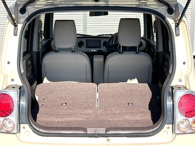 ���i�̂���������ʋ΁A���}���ɏ\���ȉ׎��X�y�[�X���m�ۂ��Ă���܂��B�Z�J���h�V�[�g��|���ƁA�傫�ȉו��̐ύڂ��\�ł���