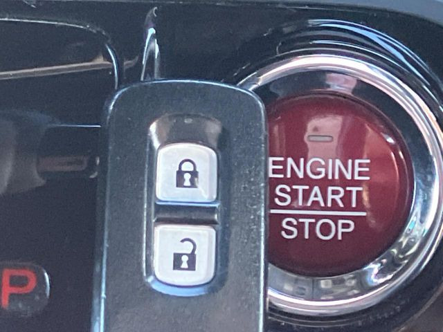 �yHonda�X�}�[�g�L�[�z�J�o����|�P�b�g�ɓ��ꂽ�܂܂ł��h�A�̎{���E�������\�ȃX�}�[�g�L�[�𑕔��B�G���W���̃I���E�I�t�����J�M�����o���K�v����������Ƃ��Ă��֗��ł���