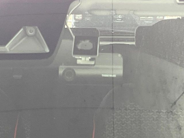 【ドライブレコーダー】安心・安全なカーライフに必須のドライブレコーダーを装備!走行中はもちろん、あおり運転や事故に遭遇した際の状況も映像で記録し、万一のリスクに備えます。