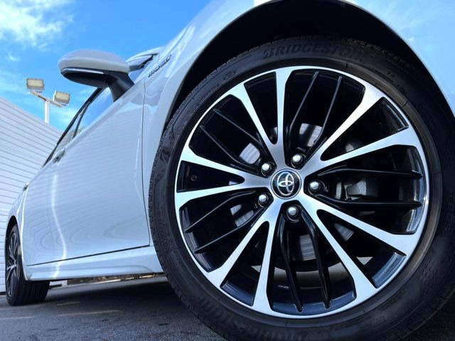 �y����18�C���`�A���~�z�C�[���z�O�ςɃ}�b�`���������A���~�z�C�[���𑕒����Ă���܂��B�e��ЊO�A���~�z�C�[����A�X�^�b�h���X�^�C�����戵�����Ă���܂��B���񂲑��k����������