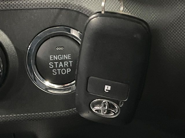【スマートキー】カバンやポケットに入れたままでもドアの施錠・解錠が可能なスマートキーを装備。エンジンのオン・オフ時もカギを取り出す必要が無いからとっても便利です♪
