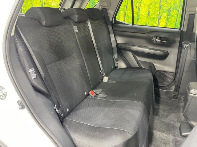 後部座席も気になるようなキズ・汚れやへたり等、大きなダメージはなく、良好な状態です。