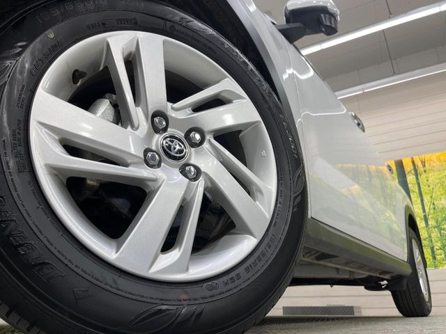 【純正アルミホイール】デザイン性の高い純正アルミホイールを装着しております。各種社外アルミホイールや、スタッドレスタイヤも取扱いしております。是非ご相談ください♪