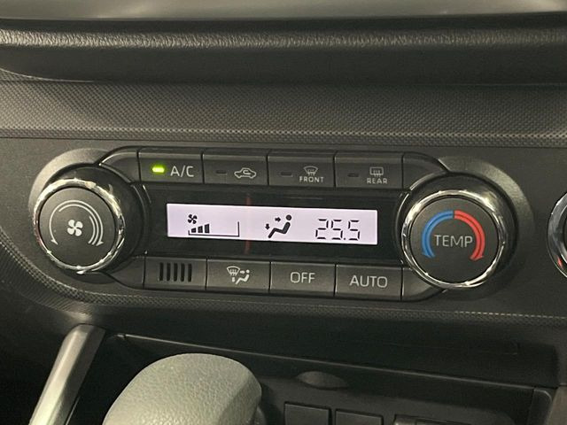 【オートエアコン】一度お好みの温度に設定すれば、車内の温度を検知し風量や温度を自動で調整。暑い&hellip;寒い&hellip;と何度もスイッチ操作をする必要はありません。快適な車内空間には必須の機能ですね♪