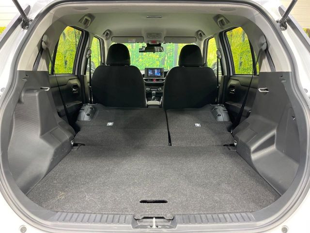 ラゲッジルームは、大容量のスペースを確保。普段のお買い物からレジャーまで、幅広く活躍してくれます!また、リアシートを倒すことでバリエーション豊かにお使いいただけます。