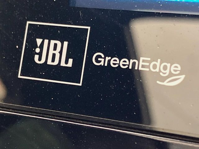 �yJBL�T�E���h�V�X�e���z���[�J�[�I�v�V�����̍��i�ʃT�E���h�V�X�e���𓋍ځB��p�̃`���[�j���O���{���ꂽ�召�l�X�ȃX�s�[�J�[����ǎ��ȃT�E���h���t�ł��A�Տꊴ���ӂ�鉹����Ԃ����o���܂��B