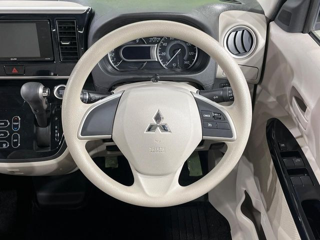 �C���e���A�ɍ��킹���f�U�C���̃X�e�A�����O�́A�^�]�������̂��Ƃ��l���A�^�]���₷���`��A�傫���ł��B�����x�A���ۂɐG���Ă��m���߂��������B