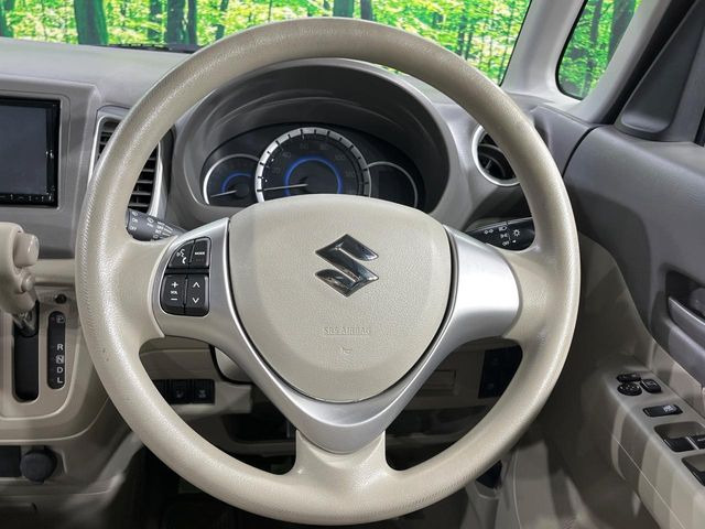 �C���e���A�ɍ��킹���f�U�C���̃X�e�A�����O�́A�^�]�������̂��Ƃ��l���A�^�]���₷���`��A�傫���ł��B�����x�A���ۂɐG���Ă��m���߂��������B