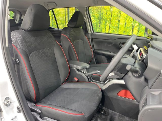 運転席シート廻りは使用感も少なく、良好な状態となっています。前オーナー様が丁寧に使っていたことがよくわかりますね。