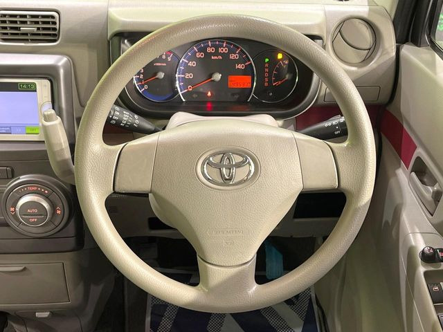 �C���e���A�ɍ��킹���f�U�C���̃X�e�A�����O�́A�^�]�������̂��Ƃ��l���A�^�]���₷���`��A�傫���ł��B�����x�A���ۂɐG���Ă��m���߂��������B