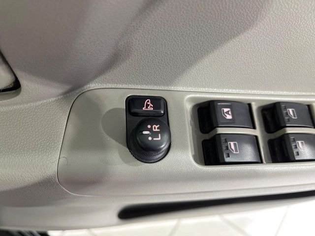 �y�d���i�[�~���[�z�T�C�h�~���[�͓d���i�[���ƂȂ��Ă���A�������ԏ�ł��L�Y�������X�N��}�����܂��B