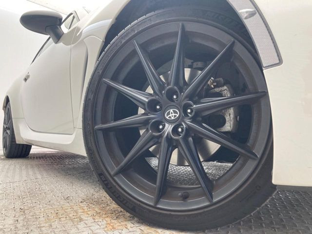 �y����18�C���`�A���~�z�C�[���z�O�ςɃ}�b�`���������A���~�z�C�[���𑕒����Ă���܂��B�e��ЊO�A���~�z�C�[����A�X�^�b�h���X�^�C�����戵�����Ă���܂��B���񂲑��k����������