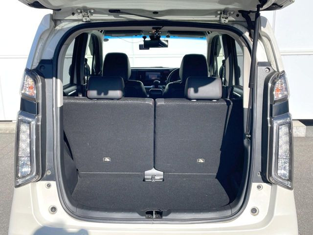 ���i�̂���������ʋ΁A���}���ɏ\���ȉ׎��X�y�[�X���m�ۂ��Ă���܂��B�Z�J���h�V�[�g��|���ƁA�傫�ȉו��̐ύڂ��\�ł���